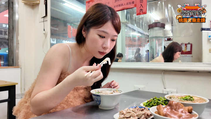 美濃粄條源自客家米食文化,蚵仔麵線則是閩南沿海風味;兩種族群的味道,在桃園交會,一碗吃進移民融合的歷史。圖/梅花新聞網陳思豪攝