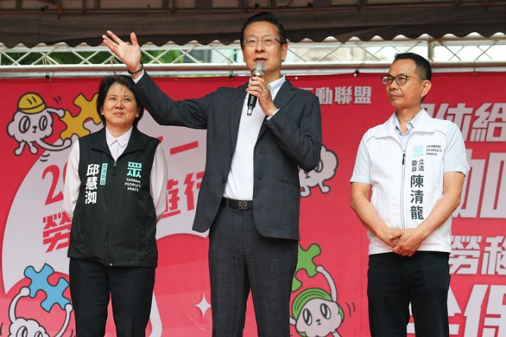 五一勞工大遊行1日在台北登場，民眾黨立委陳清龍（右起）、王安祥、邱慧洳一同登台回應勞工訴求。圖/中央社