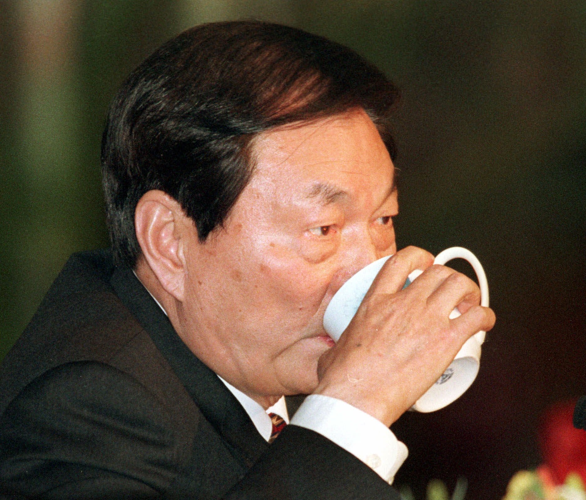 2001年中共總理朱鎔基在「兩會」記者會上回答台灣問題時,提到「江八點」,是1995年後主要的對台政策規劃。圖/美聯社/達致影像
