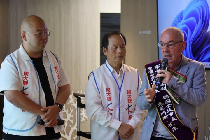 德國敘裔難民市長阿爾謝布爾（右），講述如何在困境中擁抱多元與包容。圖/取自周大觀文教基金會