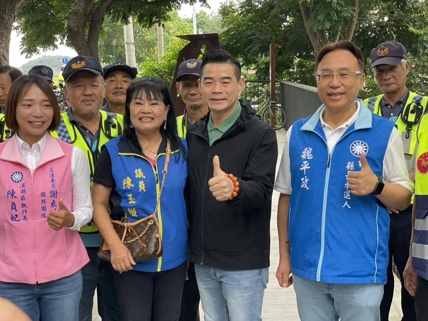 這次遭彰檢帶回的包括溪湖鎮長參選人陳貞妃（左一）、尋求連任議員的陳玉姬（左二）等人。圖／取自魏平政臉書