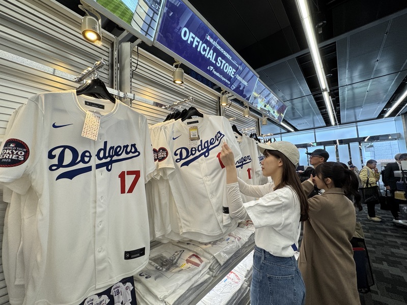 美國職棒大聯盟18日在東京舉行開幕戰，在東京巨蛋附近的「MLB東京開幕戰官方商店」湧入眾多球迷搶購商品。圖/中央社