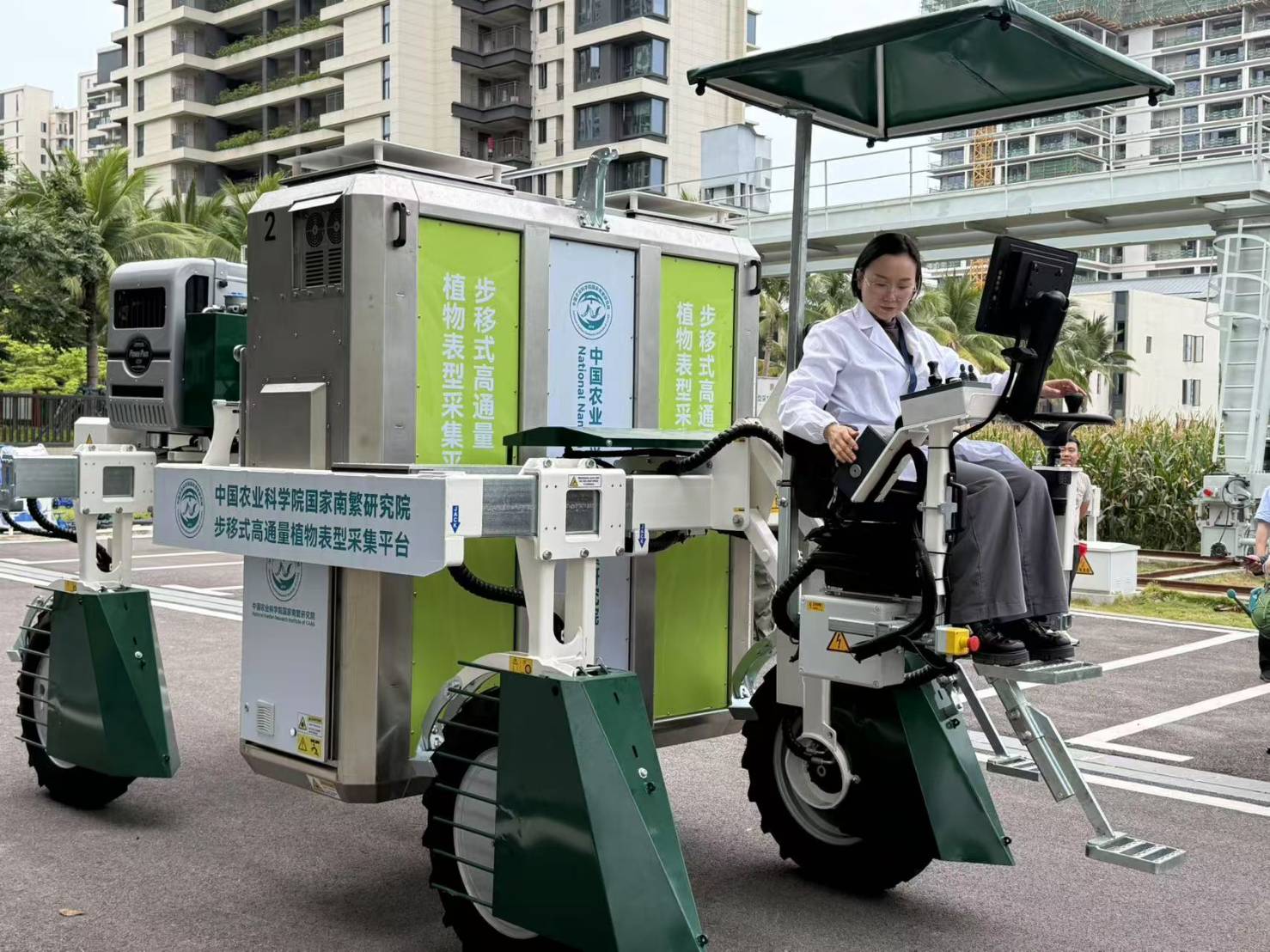 南繁研究院科研助理李藝超現場操作玉米採集平台車。圖／記者張蔭泉攝
