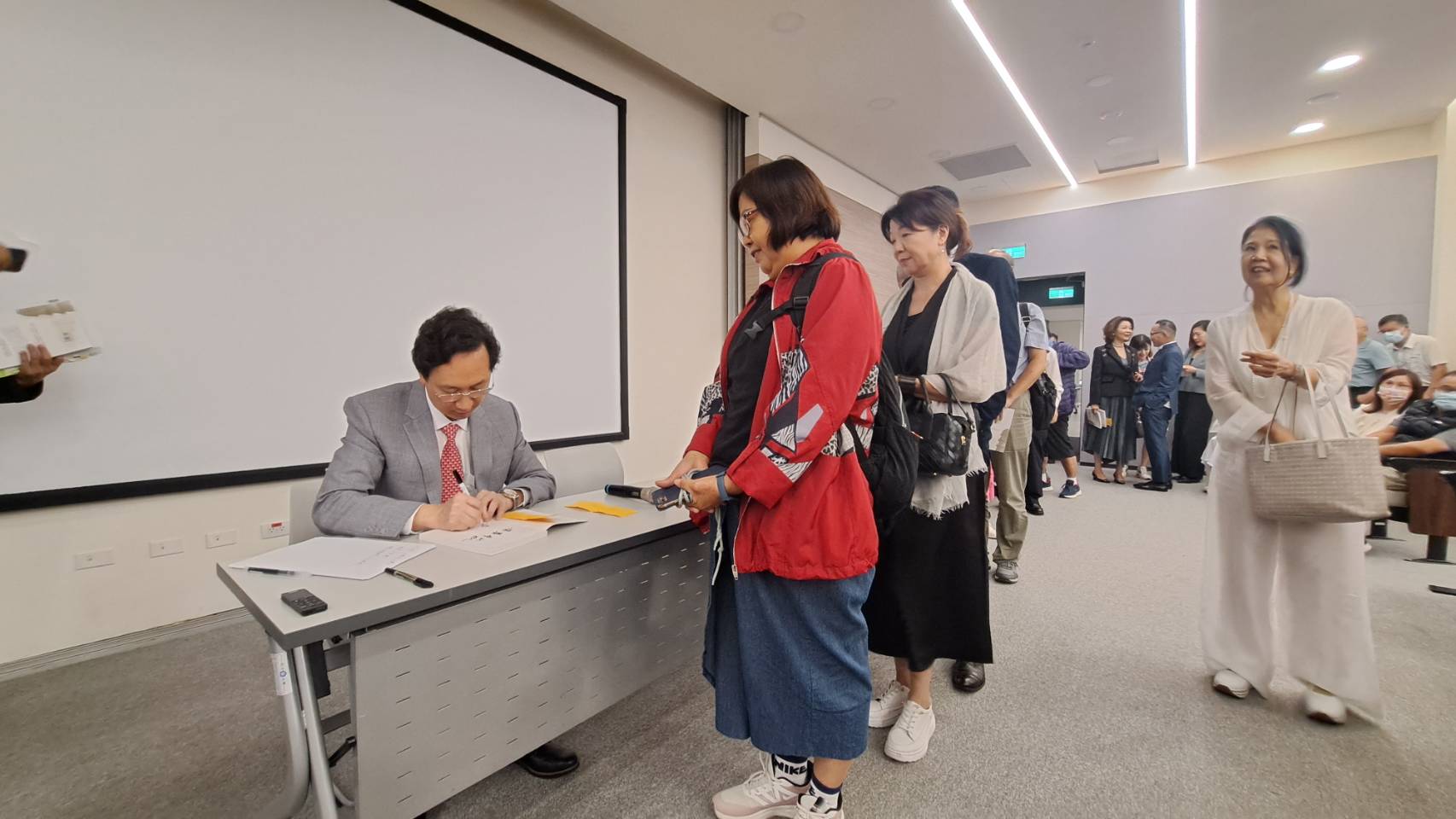 駐新加坡代表童振源30日在台北政大公企中心為新書《新加坡六十年:小國大智慧的故事》簽名。圖/記者宋秉忠攝