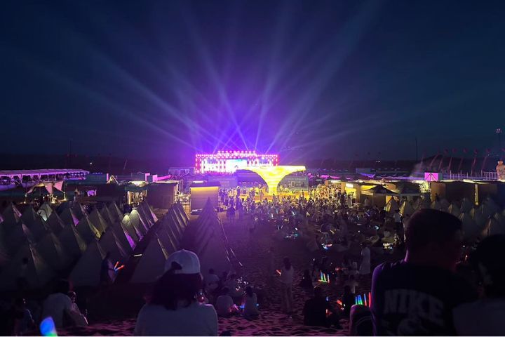 以浩瀚星空作為天幕、沙地當作觀影席,旅客席地而坐將星空與沙漠景色融為一體,成為許多人最喜愛的夜間活動。圖/記者陳思豪攝