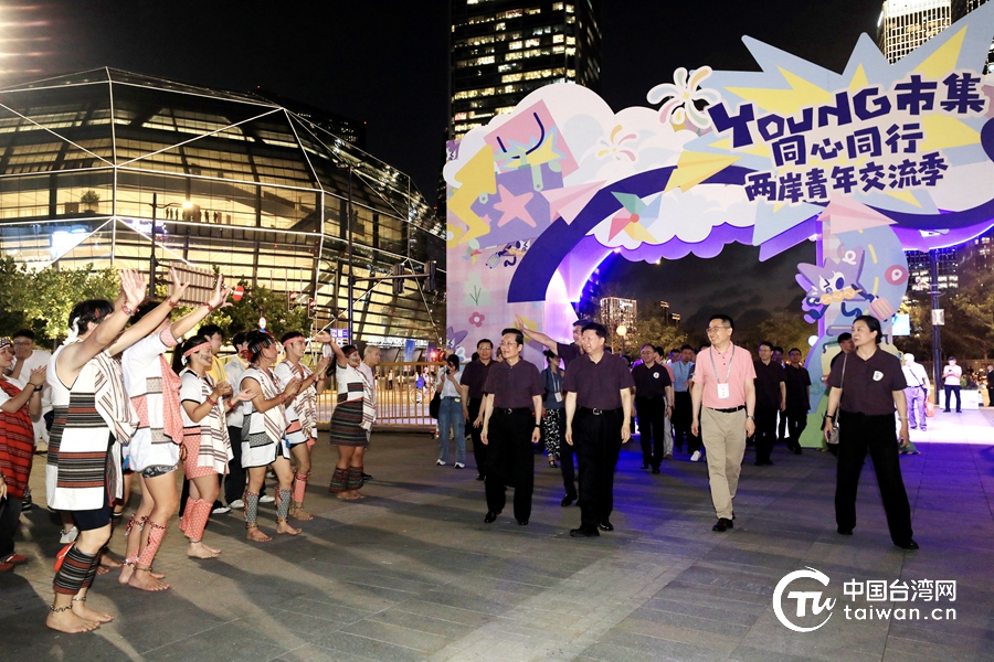 圖為活動開幕當晚,國台辦主任宋濤(右三)陪國民黨副主席張榮恭(右四)觀看活動表演。圖/取自中國台灣網
