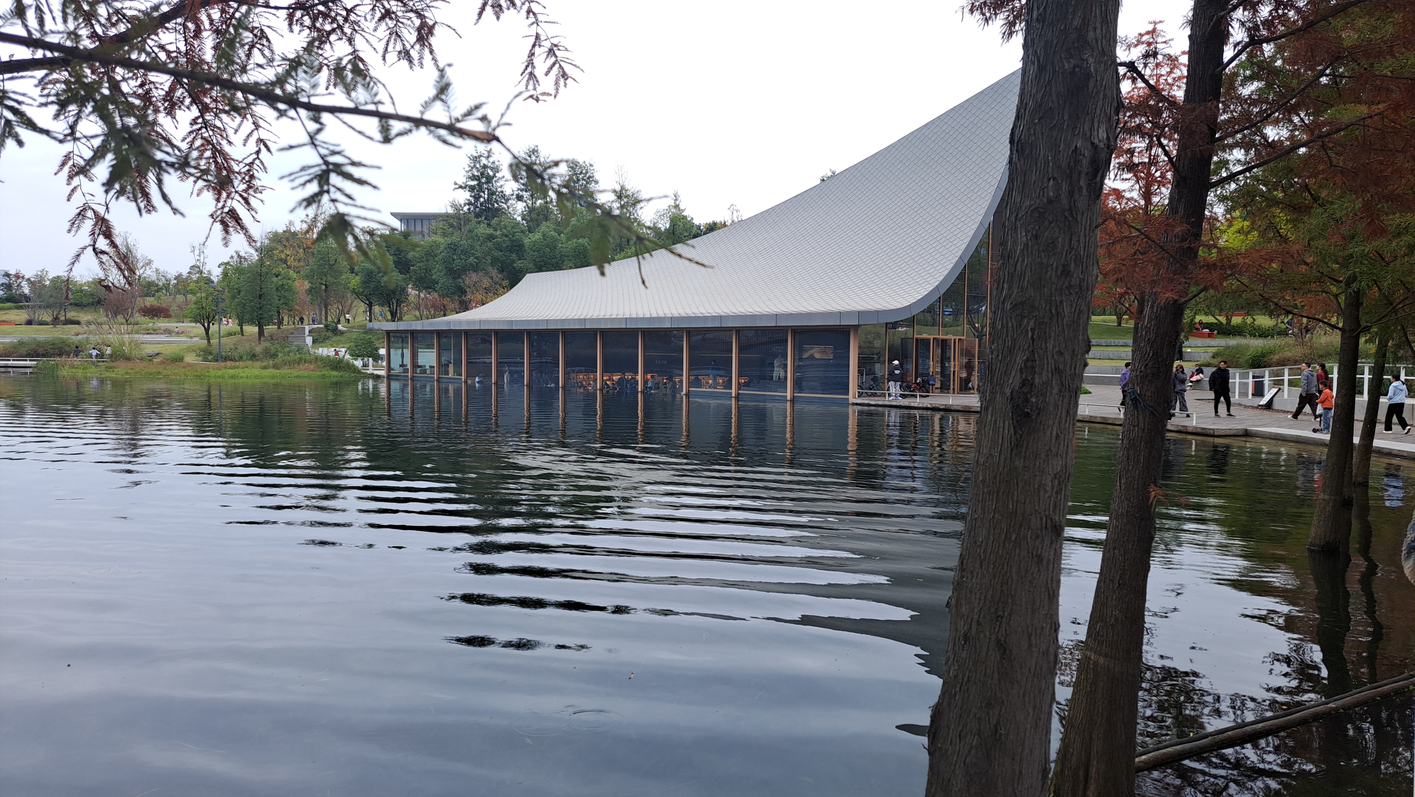 興隆湖畔的水下書屋，目前已是成都熱門的打卡景點。圖/記者宋秉忠攝