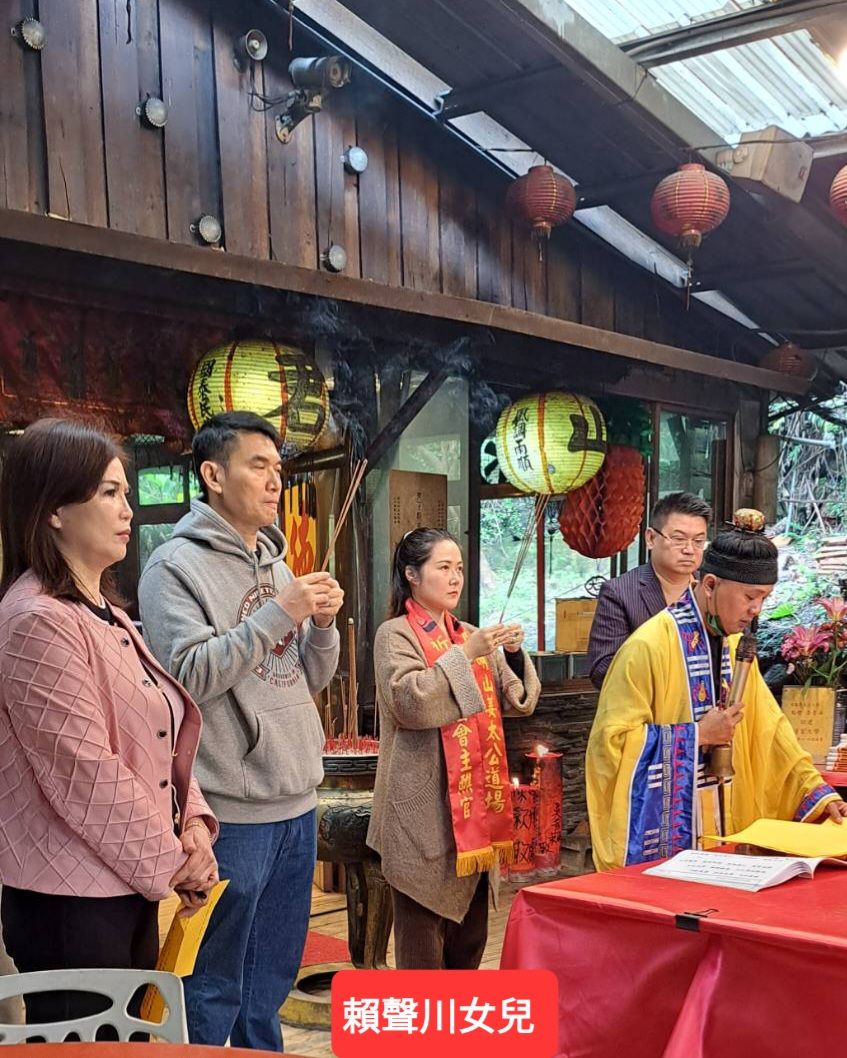 賴聲川之女賴梵耘（中），在丈夫巴沃邱寧多傑報名奧斯卡前，就親臨姜太公到場點燈祈福。圖/姜太公道場提供