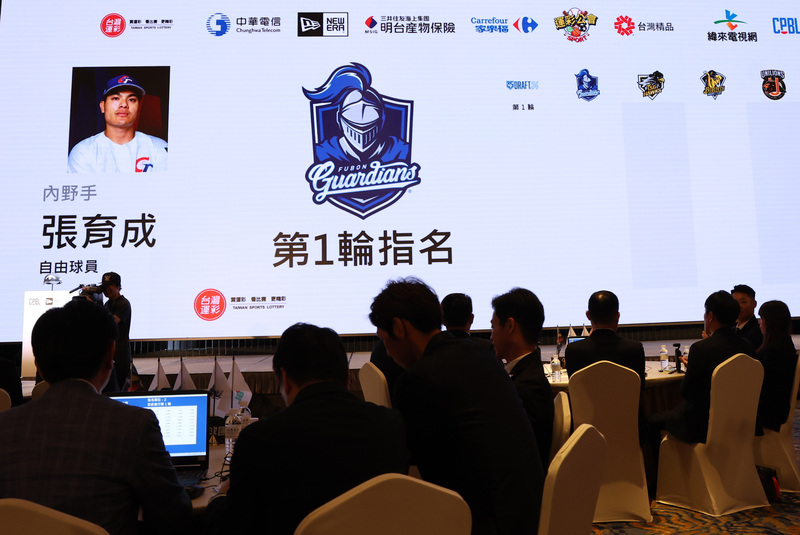 2024中華職棒新人球員選拔會，手握狀元籤的富邦悍將隊首輪第一順位不出意外地選進旅美強打張育成。圖/中央社