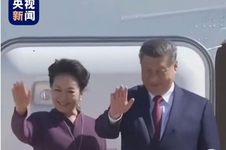習近平結束訪美行程,與夫人彭麗媛登上專機返中。圖/翻攝央視影片