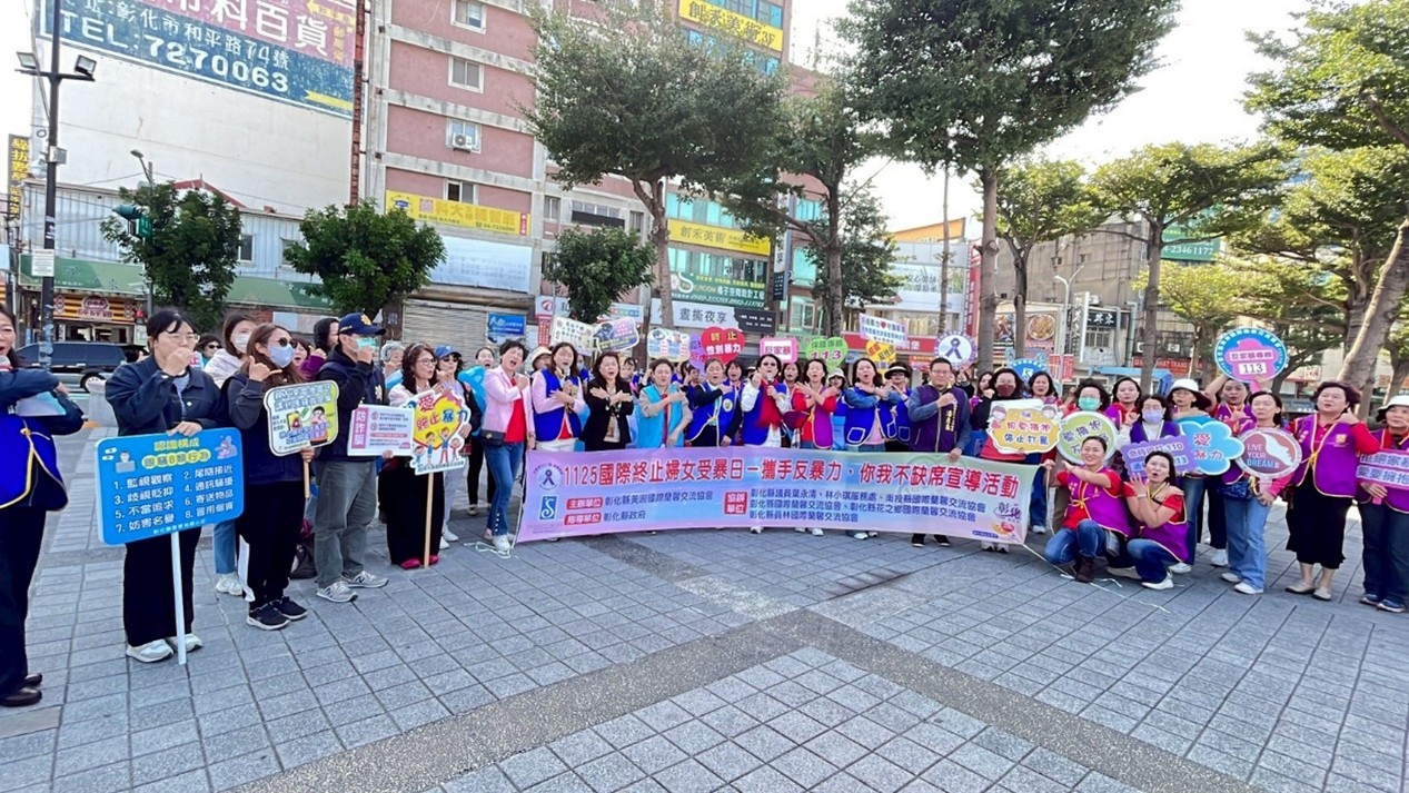 中三區五分會由卓仕文候任總監帶領彰化五個分會於彰化火車站前廣場遊行宣導。圖/國際蘭馨交流協會提供