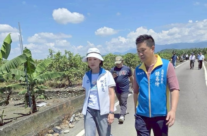國民黨立委柯志恩（左起）、市議員鍾易仲等人12日到美濃區吉洋里新吉洋段，視察農地亂挖、回填廢土。圖/取自鍾易仲臉書
