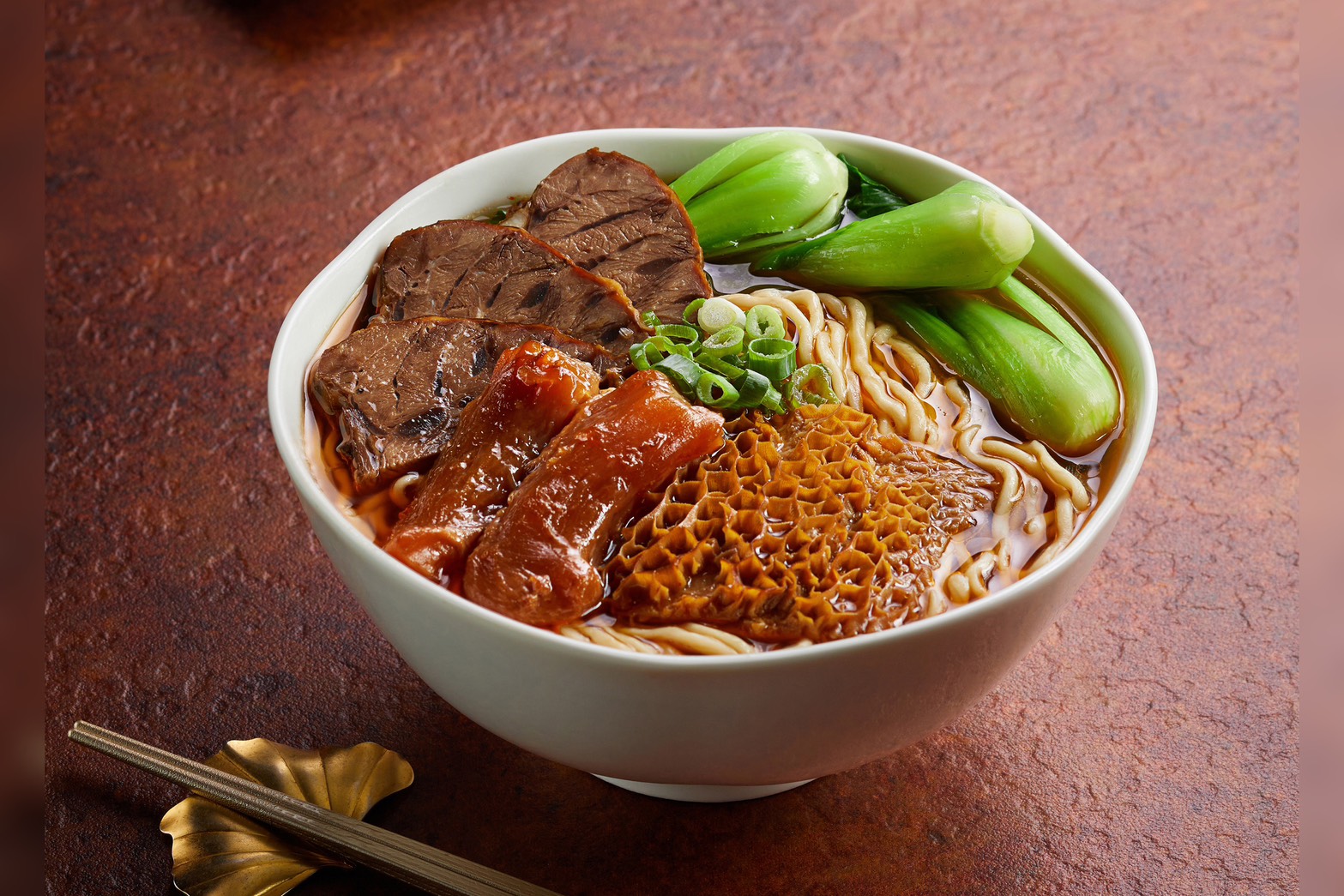 許耀光主廚首次嘗試以牛腱、牛筋、牛肚慢火熬煮,港式口味融入濃郁醇厚的台式牛肉湯頭,搭配Q彈有勁的手工拉麵,成就人生首碗「至尊三寶牛肉麵」。圖/圓山大飯店提供