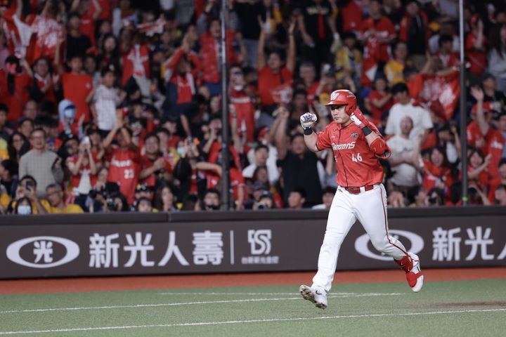 味全龍與中信兄弟25日在台北大巨蛋迎來第5戰,龍隊劉基鴻(前)4局開轟,幫助球隊將比數追至1比2。圖/中央社