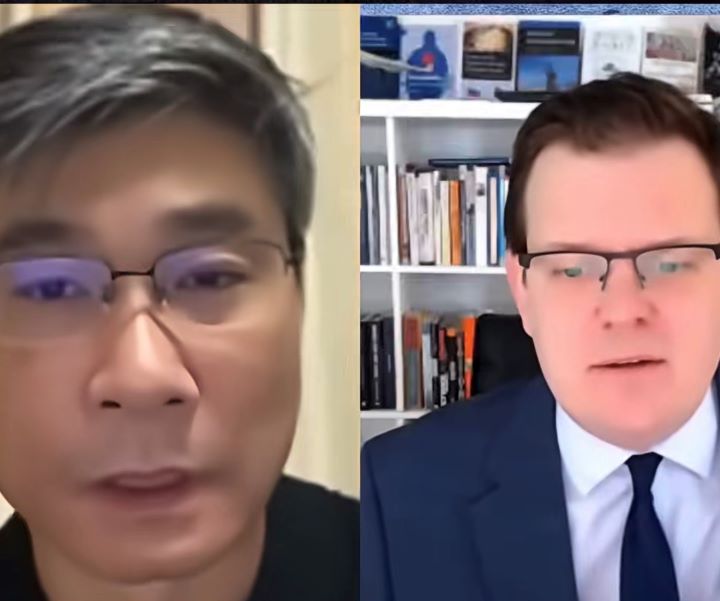   江學勤（左）近日接受美國獨立政治評論節目《Breaking Points》訪問。圖/取自凱莉彭公眾號影片