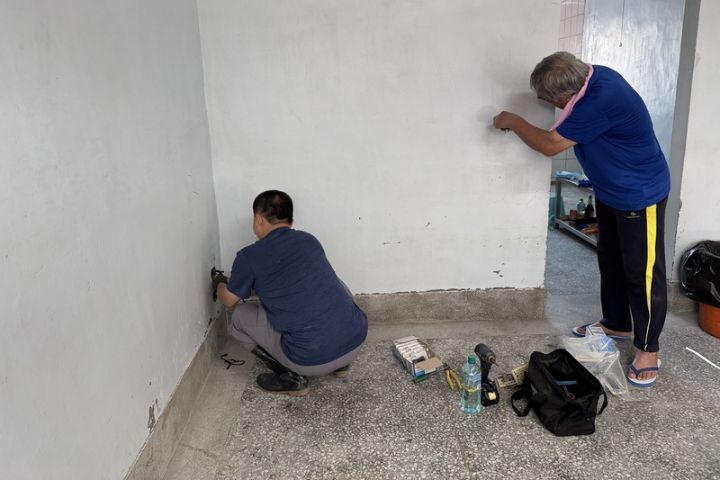 中秋連假首日，花蓮光復地區4日仍有很多志工進入，水電超人幫受災戶清理家園。圖/中央社