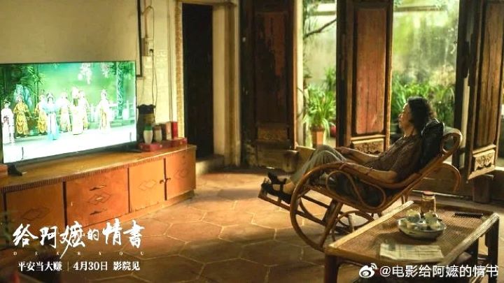 從阿嬤獨自煮水沖茶，到異鄉重逢時共享茶席，潮汕工夫茶不只是生活日常，更成為連接親情、故鄉認同的文化儀式。圖/取自電影劇照