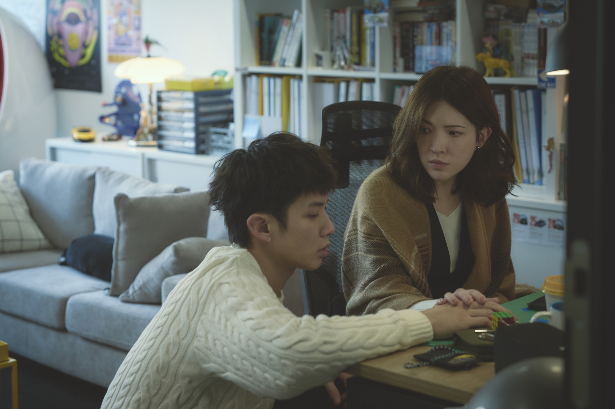 《不夠善良的我們》劇中，柯震東小手被摸後立即石化。圖/公視、MyVideo提供