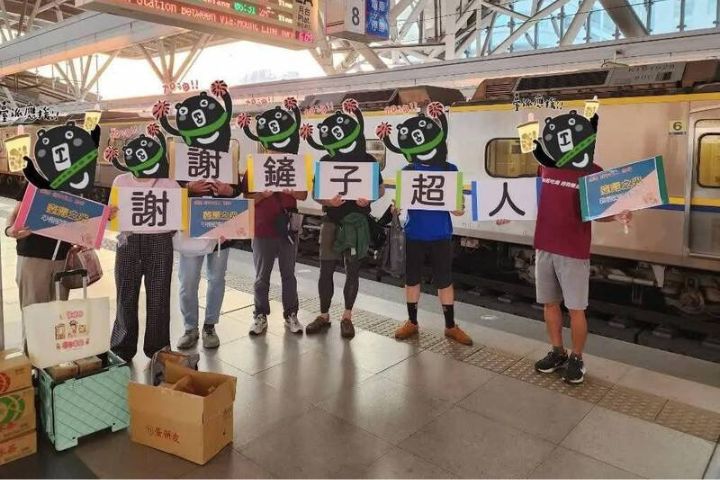 花蓮馬太鞍溪堰塞湖溢流致災，全台志工湧入光復，有網友分享，在台中看到「助鏟士」蹲點車站提供物資，並高舉「謝謝鏟子超人」標語。圖/中央社