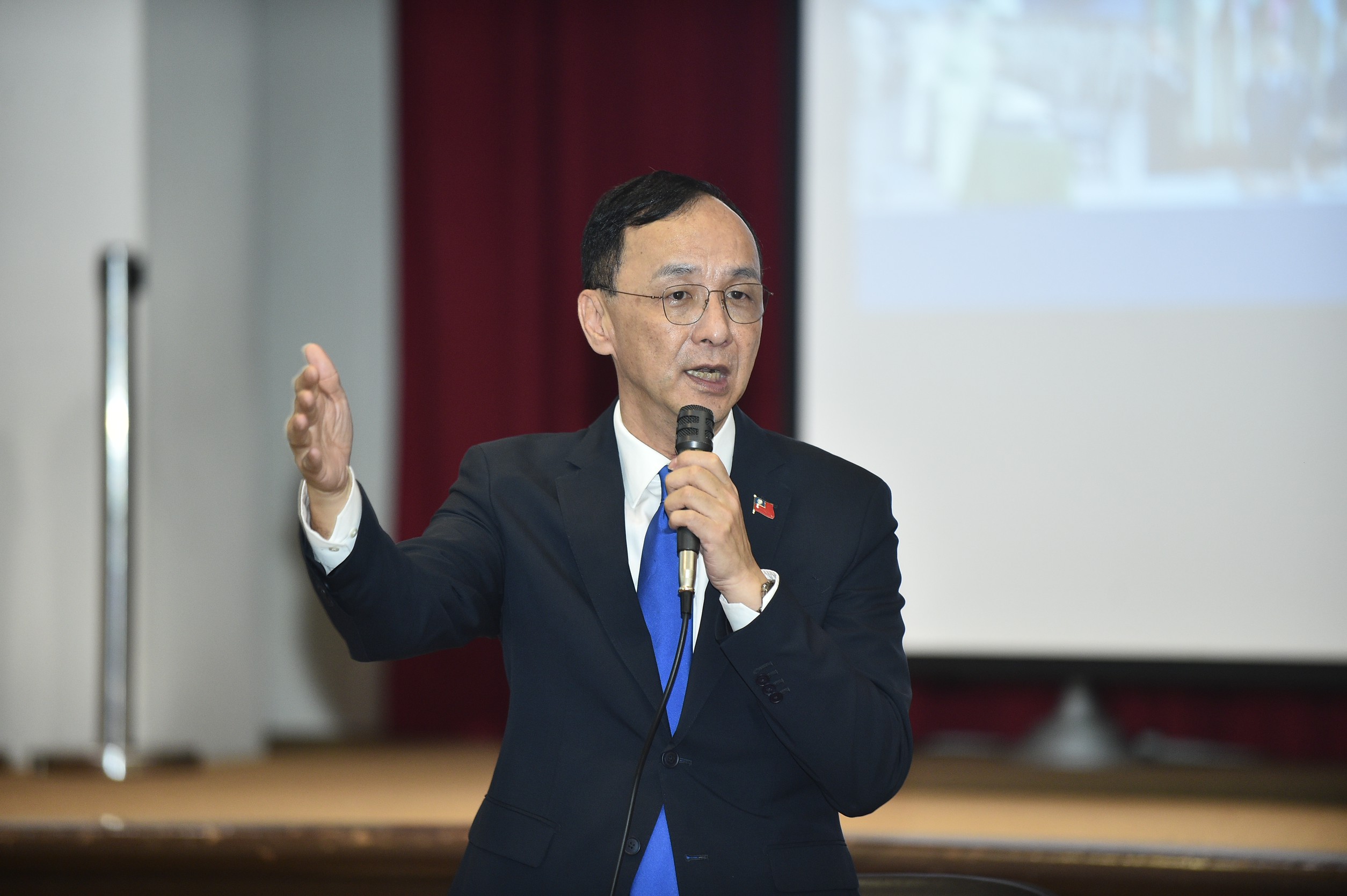 國民黨主席朱立倫29日感謝立法院同志把10月25日恢復為國定假日。圖/記者陳思豪攝
