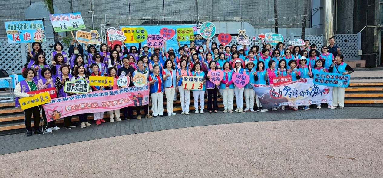 中三區五分會由卓仕文候任總監帶領彰化五個分會於彰化火車站前廣場遊行宣導。圖/國際蘭馨交流協會提供