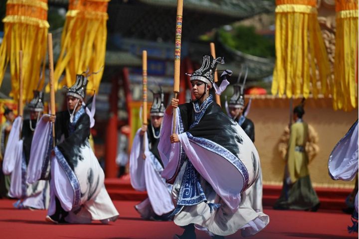 2024年6月21日，2024（甲辰）年公祭中華人文始祖伏羲大典在甘肅省天水市舉行。圖為樂舞告祭儀程現場。圖/中新社記者 李亞龍 攝