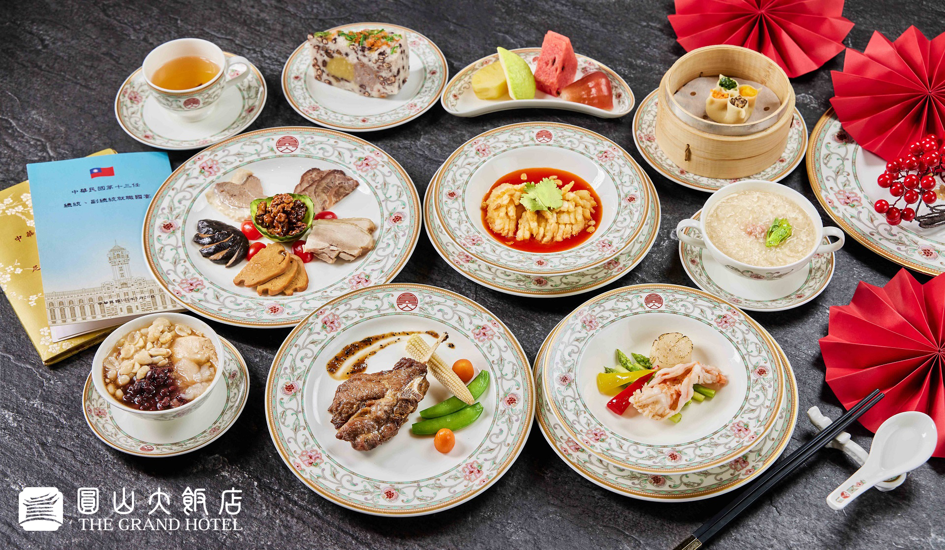 邀請媽咪享用總統級饗宴，圓山嚴選上選食材，從迎賓小點、湯品、主菜到精緻甜點，每一道承襲國宴規格(圖為圓苑餐廳國宴餐)。圖/圓山大飯店提供