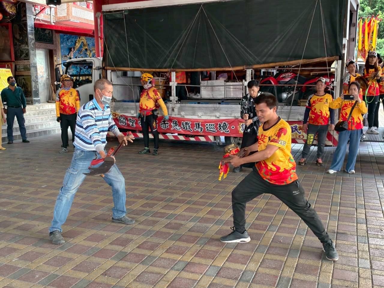 老師父老當益壯，揮舞關刀迎駕。圖/記者衣冠城攝