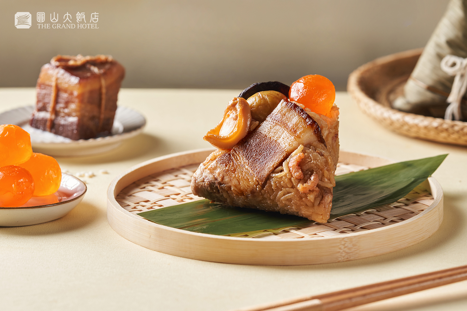 料豐味美的「鮑魚東坡粽」，特選海鮮珍品新鮮鮑魚，搭配入口即化的經典東坡肉，帶來味覺上回味無窮的豪奢享受。圖/圓山大飯店提供