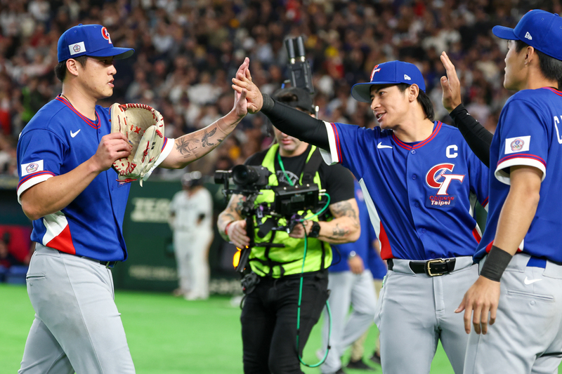 世界棒球經典賽（WBC）C組預賽中華隊7日在日本東京巨蛋與捷克隊交手，中華隊派出莊陳仲敖（左）先發，他在第3局投出保送後退場。圖/中央社