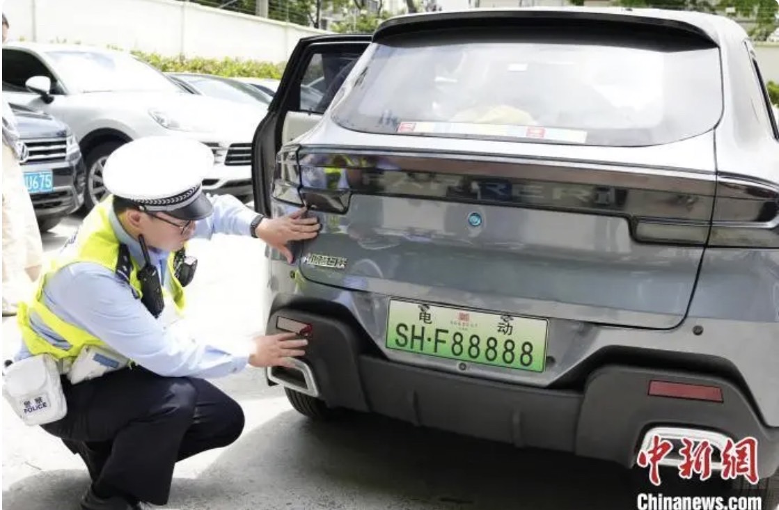 大陸民警對涉事車輛進行檢查。圖/取自中新網