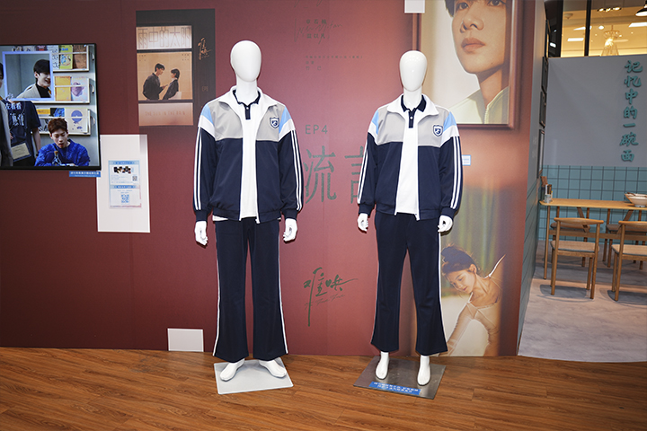 快閃店可以見到各種還原《難哄》唯美場景以及劇中經典道具，包括男女主角高中時期穿過的制服、畢業證書、車票等。圖/記者梁鴻欣攝