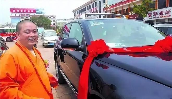 名聲也伴隨著醜聞而來，釋永信不僅開豪車，隨身還帶保鑣，且傳有女兒及生育小孩。圖／取自網易