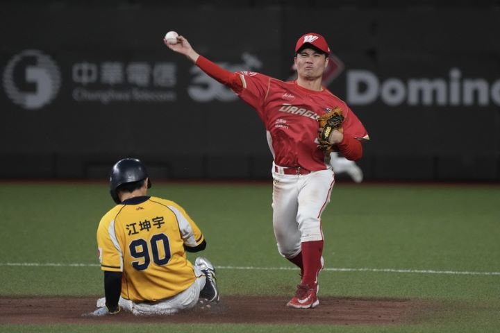 台灣大賽關鍵第4戰21日繼續在台北大巨蛋舉行,味全龍與中信兄弟隊比分緊咬,9局下,龍隊二壘手李凱威(右)完成雙殺守備,比賽宣告進入延長賽。圖/中央社