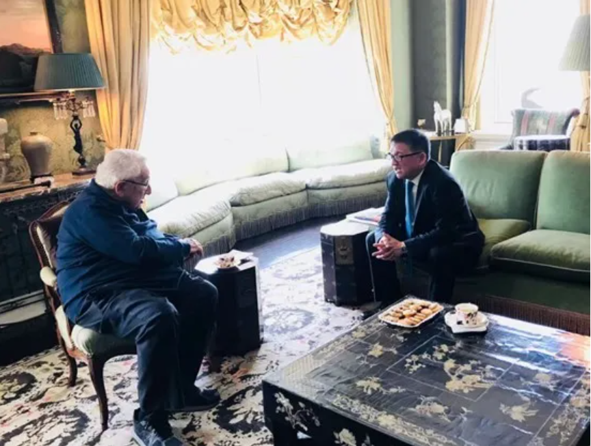 2019年，李成（右）在美國前國務卿季辛吉家中。圖/取自澎湃新聞