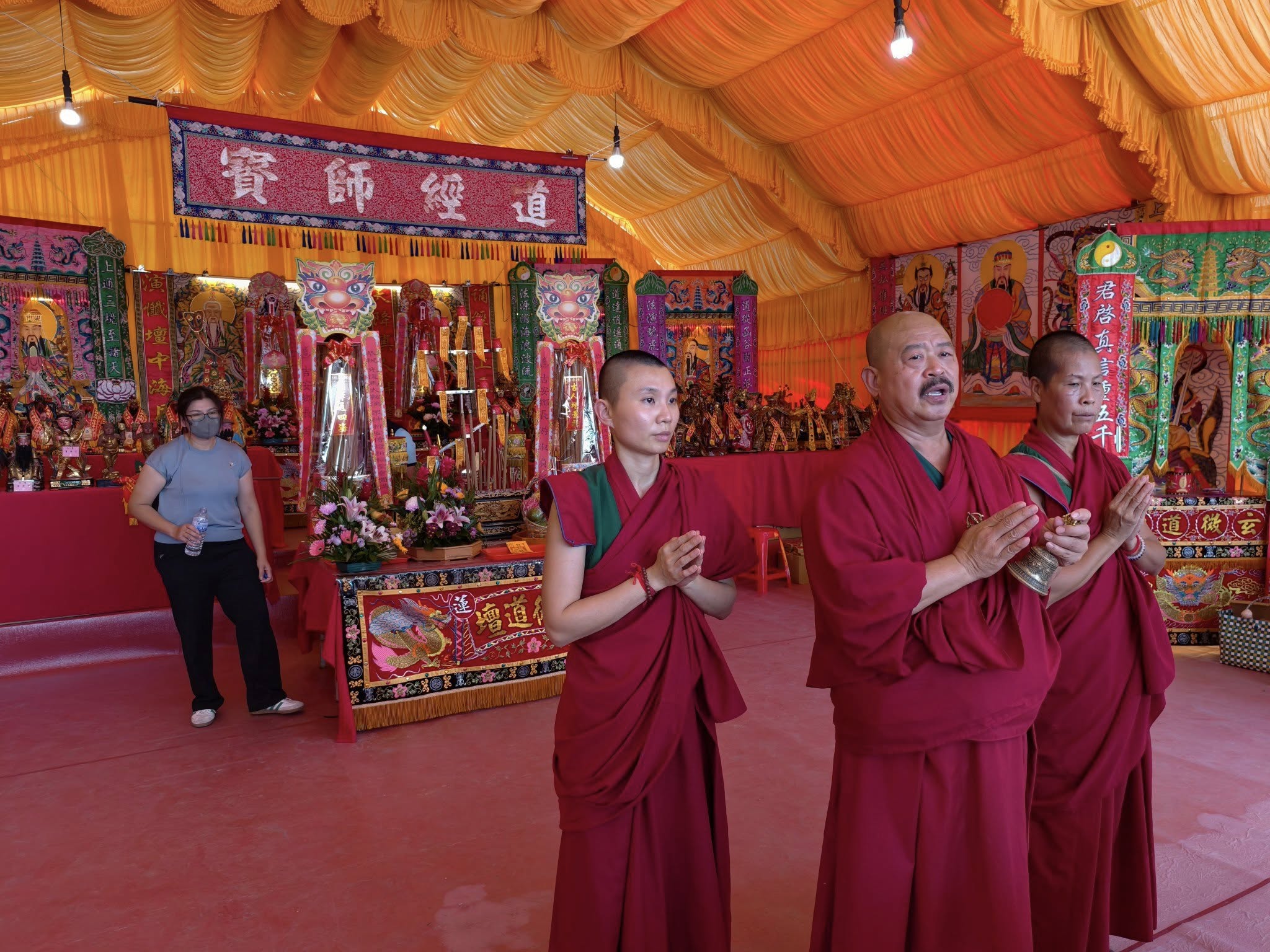 密宗會吉祥大活佛也在法會誦經祈福。圖/記者衣冠城攝