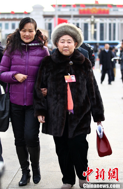 「老乾媽」辣椒醬創辦人陶華碧(右)交班給兒子失敗,只能重出江湖收拾爛攤子。圖/取自中新網