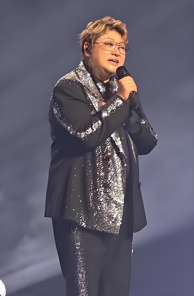 韓紅因歌曲《天路》、《天亮了》、《絨花》等作品廣受喜愛，但她在公益領域投入的時間更受到外界關注。圖／取自網易