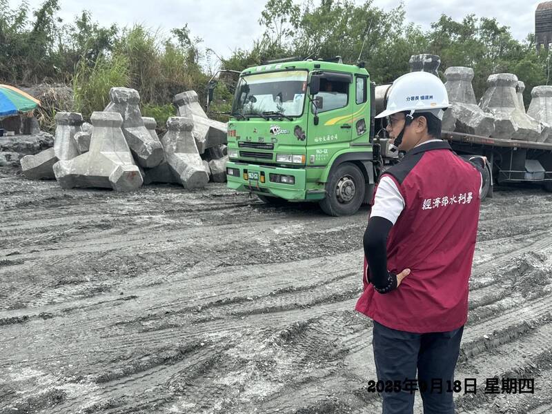 颱風樺加沙逼近，監測單位預估花蓮馬太鞍溪堰塞湖累積雨量可能達溢流水位，第九河川分署完成下游太空包加高、預佈混凝土塊及搶險機具等因應措施。 （水利署第九河川分署提供）圖／中央社