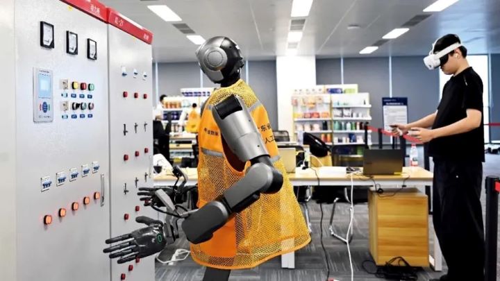 4月7日,在廣州海珠區的廣東省具身智能訓練場,工作人員在模擬環境下訓練機器人進行電力設備巡檢與維護。圖/取自新華社