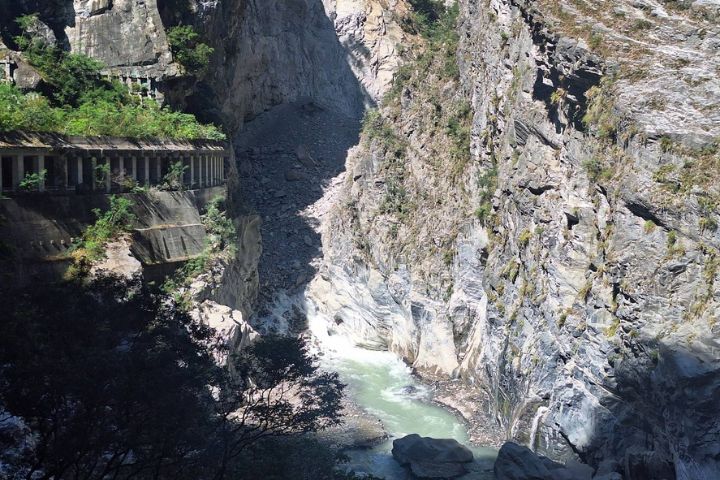 立霧溪堰塞湖水量約270萬公噸、土砂量約40萬立方公尺，與馬太鞍溪堰塞湖2億立方公尺土砂規模不同，處理方式也不一樣。圖/取自太管處