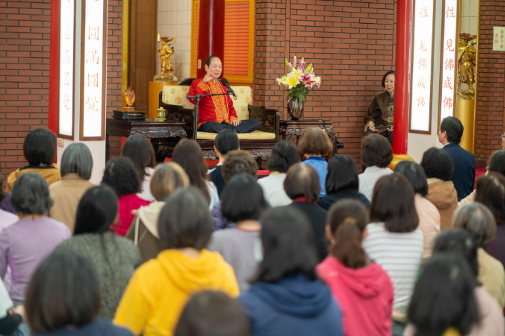 近兩千名弟子與信眾一大早就來到新竹關西慈航觀音禪寺,參加點亮菩提心燈大法會。圖/關西慈航觀音禪寺提供