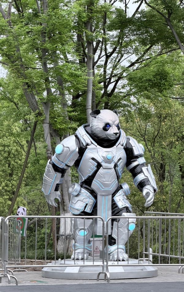  岳陽中華大熊貓苑一進門就會看到的「鋼鐵貓熊」。圖/記者陳素貞攝