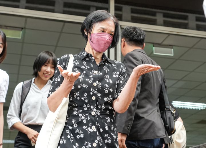 京華城、政治獻金等案二審高院8日下午首度開庭，先進行政治獻金案準備程序，前木可公司負責人李文娟（中）在庭訊結束後步出法院。圖/中央社