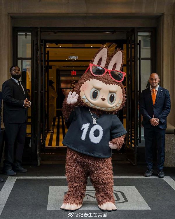 亞洲的超人氣潮玩角色 LABUBU（拉布布），亮相後吸引沿途上百萬觀眾圍觀、拍照，成為遊行話題焦點。圖/取自紀春生在美國微博