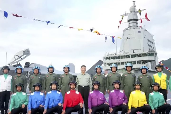 中共中央總書記習近平登艦視察與「福建艦」官兵合影。圖/取自新華社影片