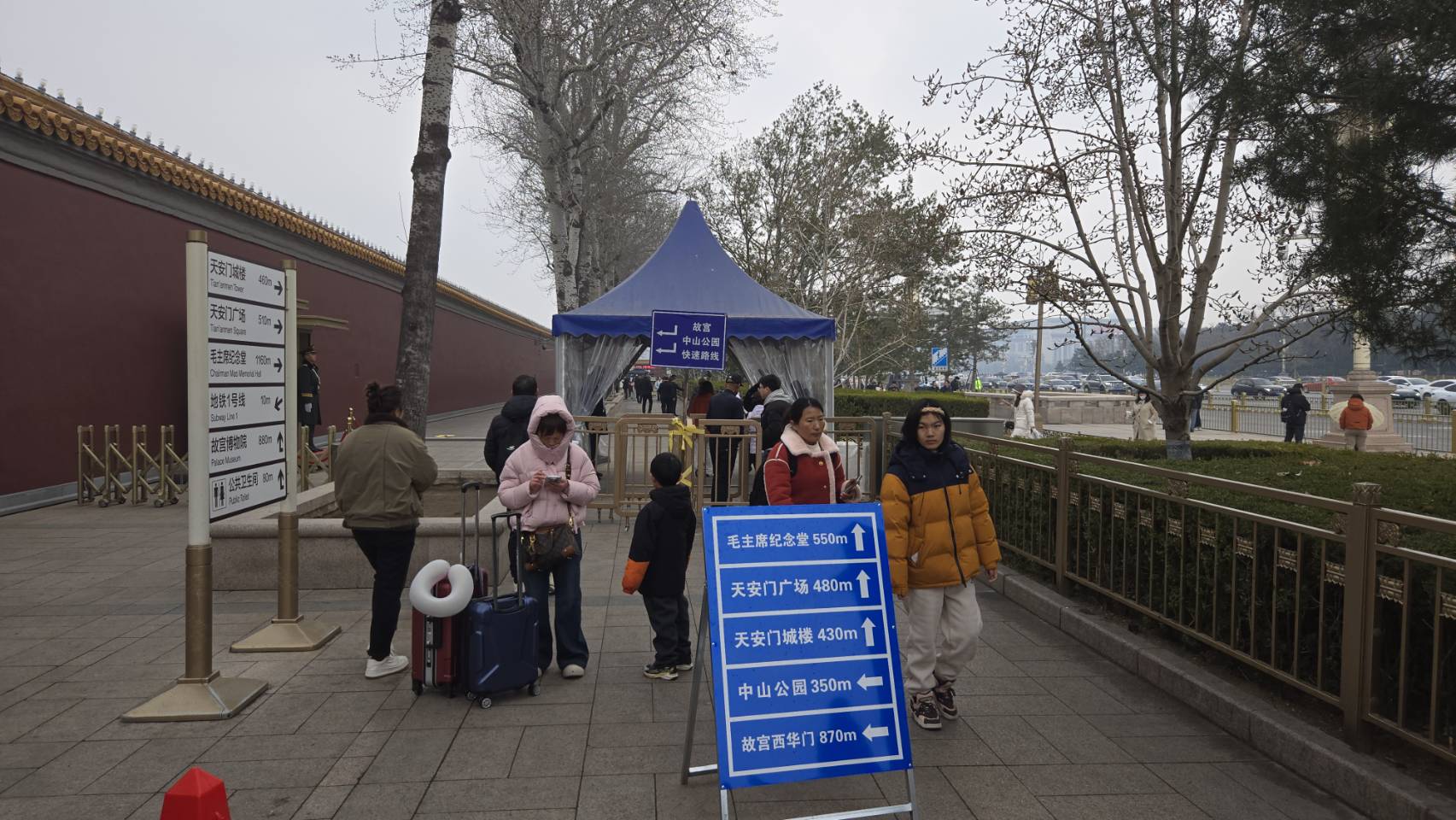 兩會前兩天，要進入天安門廣場，必須經過至少兩道安檢關卡。圖/記者宋秉忠攝