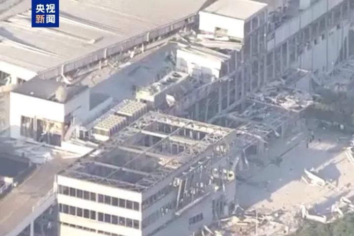 晚間約6時，熊本縣嘉島町大型購物中心「永旺夢樂城熊本（AEON Mall Kumamoto）」傳出爆炸聲並冒出白煙。圖/取自央視