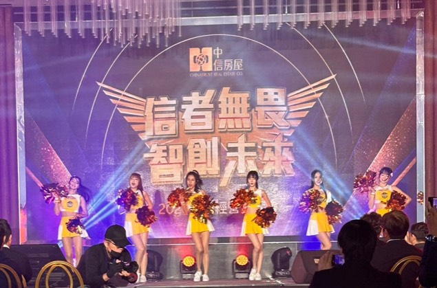 中信兄弟啦啦隊閃亮登場，以活力四射的應援舞姿點燃全場。圖/中信房屋提供