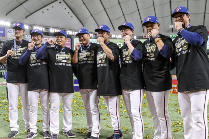 2024年世界12強棒球賽中華隊奪冠，教練們也在場中開心咬金牌慶祝。圖/中央社